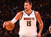 约基奇绝杀时刻，球队未来可期点燃赛场，鹈鹕迎来胜利！