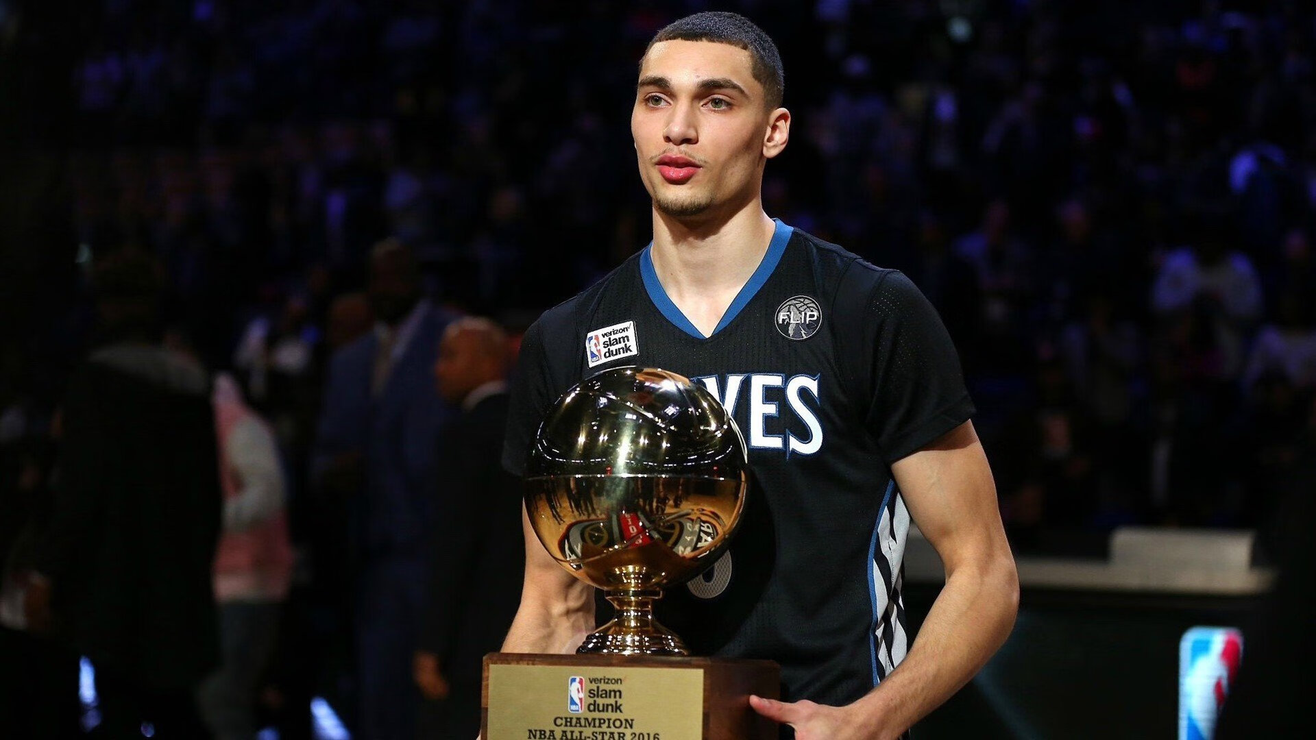 掘金观众热烈欢呼！，库里迎来十二赛季出色发挥全场沸腾不已